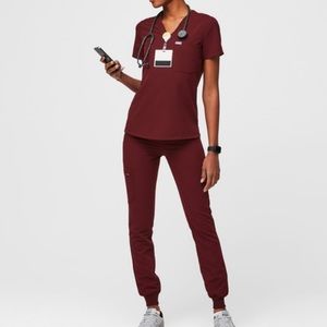 Figs set. Burgundy Med Caterina top Sm/T Zamora joggers